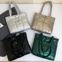Sac fourre-tout matelassé en nylon tendance avec fermeture éclair, grande capacité, design doux et matelassé, sac de voyage portable, sac bandoulière