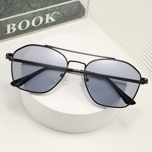 Lunettes de soleil métalliques pour femmes sur le thème de l'océan QC3647 Protection UV400 Monture noire Verres PC Protection solaire Cyclisme Mode - Product Image 1