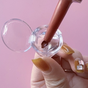 Vaso de acrílico reutilizable con tapa para pegamento, pigmentos y dedos, para uso profesional en estudio de PMU y microblading de pestañas. - Product Image 2