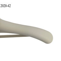 Cintre de costume en velours de luxe logo personnalisé flocage cintre supports de stockage en fer et supports PS rond avec épaulettes noir
