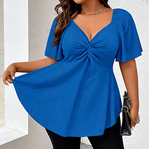 Chemisier grande taille à col en V, torsadé sur le devant, broderie ajourée, manches courtes, ourlet asymétrique, décontracté pour femme - Product Image 3