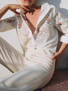 Blusa de Mujer Vintage Francesa Elegante con Volantes, Cuello Alto, Tejido de Punto, Encaje Floral Bordado, Diseño Único, Top ODM - Product Image 2