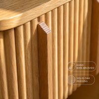 Table de chevet ouverte cannelée avec façade en roseau vertical, étagère de rangement en bois arrondi, mobilier de chambre moderne