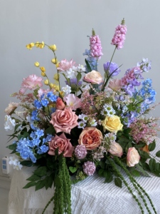 Popolare Composizione Floreale Colorata in Rosa, Blu, Viola e Giallo, Runner Personalizzato per Corridoio Nuziale per Decorazioni Eventi - Product Image 5