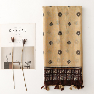 Écharpe de style ethnique vintage marron à motif géométrique Tongbao à trous carrés, châle à franges, foulard - Product Image 2