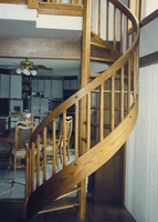 Solution d'escalier circulaire élégante sur mesure, escalier en colimaçon en bois moderne et luxueux pour l'intérieur de la maison