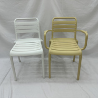 Chaise d'extérieur empilable résistante aux intempéries en PP, chaise de patio en plastique avec accoudoirs, facile à nettoyer, légère, chaise d'appoint pour l'extérieur et l'intérieur