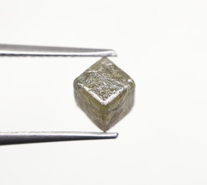 เพชรดิบสีเขียวธรรมชาติ 1.39 กะรัต รูปทรงลูกบาศก์ สำหรับคอลเลกชันเครื่องประดับสุดหรู Dream Diamond รุ่นขายดี - Product Image 4