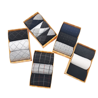 Jingwen Vente en gros 3 paires de chaussettes quatre saisons simples couleur unie mi-tube affaires décontracté polyester coton hommes boîte cadeau
