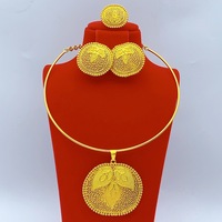 Ensemble de bijoux tendance pour jeunes mariés : boucles d'oreilles, collier et bague