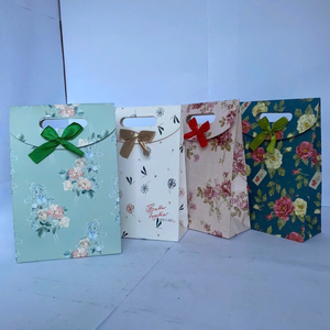 Sacs en papier kraft imprimés sur mesure, sacs cadeaux recyclables pour vêtements ou plats à emporter avec votre propre logo - Product Image 1