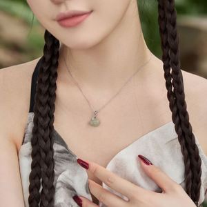 สร้อยข้อมือพร้อมจี้หยกเฮเทียนชุบทองคำขาว 18K เงินแท้ 925 ดีไซน์หรูหราสไตล์จีนสำหรับผู้หญิง ยี่ห้อ DYLAM - Product Image 5