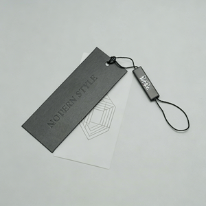 Etiquetas colgantes de papel de lujo reciclado personalizadas con logotipos en relieve para ropa, prendas de lujo y joyería. - Product Image 1