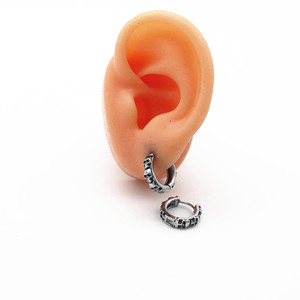 Yunnique – boucles d'oreilles Huggie en acier titane, motif tête de mort, demi-clip pour hommes et femmes, style Punk Hip Hop, design géométrique - Product Image 4
