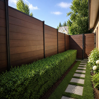 Portail extérieur élégant et contemporain en WPC marron, résistant aux intempéries, sur mesure OEM, pour projets urbains de jardins, avec poteaux en aluminium, clôture en WPC de 6 pieds