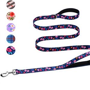 Correa Doble para Gatos Hikiko de 6 Pies, para Gatos Medianos y Grandes, con Asas Acolchadas y Luces, para Pasear y Entrenar (Azul Marino Floral) - Product Image 1