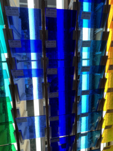 لوحة زجاجية ملونة عالية الجودة باللون الأزرق الملكي للكنائس من متجر الشركة المصنعة - Product Image 4