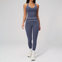 Conjunto deportivo de dos piezas con tirantes dobles y bloques de color a la moda para mujer, ideal para entrenamiento.