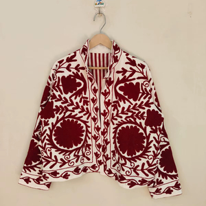 เสื้อแจ็คเก็ตบอมเบอร์กำมะหยี่ปักมือสีแดงแบบกลับด้านได้ เป็นมิตรกับสิ่งแวดล้อม ทรงสั้น สไตล์โบฮีเมียน ลายศิลปะพื้นบ้าน เหมาะสำหรับฤดูหนาว - Product Image 1