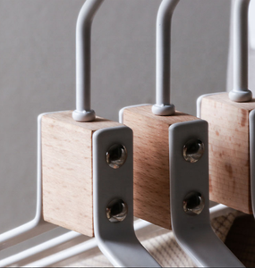 Cintre <span class=keywords><strong>de</strong></span> manteau plat en métal avec barre en bois antidérapante, nouveau design livraison gratuite - Product Image 6