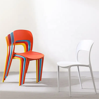 Chaise de salle à manger empilable en polypropylène (PP) pour restaurant, style nordique moderne, vente en gros, prix usine, en vrac
