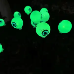 Decorações de Halloween ao ar livre Luzes solares assustadoras para globo ocular verde Luzes Fireball oscilantes Luzes de estaca à prova d'água