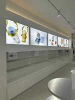 Table d'îlot de présentation en L blanche personnalisée avec éclairage LED, présentoir de magasin moderne à niveaux, décoration intérieure Maxsen, écologique et durable