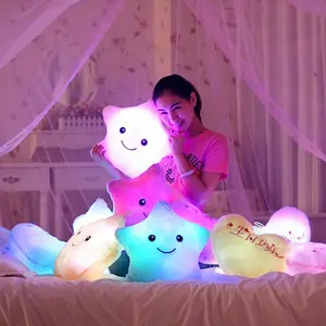 Vente chaude LED lumineux coloré étoile lumière jeter oreiller saint valentin filles cadeau coussin jouets en peluche