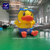 Canard jaune de pantalon bleu, modèle gonflable de divertissement essentiel pour des parcs aquatiques