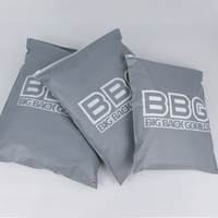 Emballage en gros de vêtements et de chaussures personnalisés, sacs en plastique CPE avec fermeture éclair, recyclables, emballage de t-shirts, gris mat, logo personnalisé imprimé