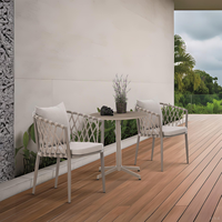 Ensemble de trois chaises en rotin de jardin d'extérieur avec table à thé, meubles imperméables et résistants au soleil