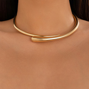 Europe États-Unis Bijoux en métal froid personnalisables pour femmes Simple Ins Style Spring Hug Collar Choker Open Mouth Chain - Product Image 1