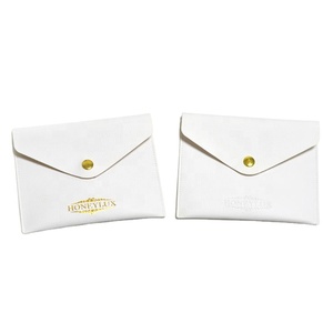 Pochette à bouton-pression en cuir PU blanc avec logo personnalisé en relief et rabat triangulaire - Product Image 5