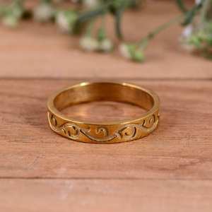 Bague florale de luxe unisexe minimaliste plaquée or 14 carats, faite à la main, texturée, avec motif de feuille gravée et sertissage en argent, style vintage - Product Image 1