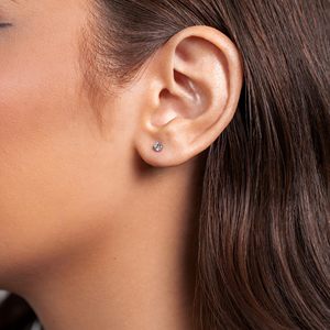 Boucles d'oreilles clous en or blanc 14 carats avec diamants de laboratoire taille Martini à 3 griffes pour femme, à visser, D-E VVS1 VVS2, bijoux ronds - Product Image 5
