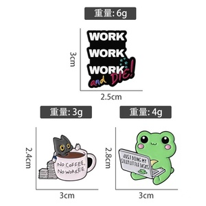 Broche de revers en alliage de zinc en gros, motif grenouille exécutant des tâches bizarres, badge amusant, café, pour bijoux, cadeau, nickel noir plaqué UV - Product Image 5