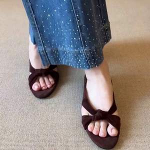 Nouvelles sandales à talon carré et bout ouvert avec brides croisées pour femme – Style décontracté, rétro, minimaliste, polyvalent, à bouche peu profonde et à talon fermé - Product Image 3