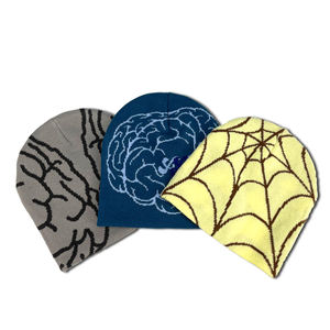 Bon prix du fabricant OEM : Bonnets <span class=keywords><strong>en</strong></span> <span class=keywords><strong>satin</strong></span>, bonnets surdimensionnés à motif toile d'araignée, bonnets jacquard personnalisés - Product Image 1