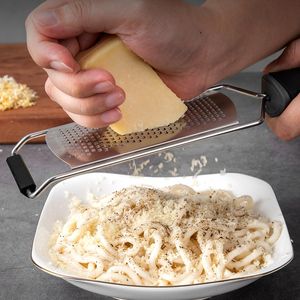 Rallador multifunción de acero inoxidable Metal <span class=keywords><strong>queso</strong></span> Chocolate limón jengibre ajo rallador Manual herramienta de Cocina Casera para uso diario - Product Image 2