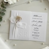 Carte d'invitation de mariage personnalisée, blanche, avec lettrage en relief, impression typographique, papier offset, nœud en soie, élégante et luxueuse, avec enveloppe.