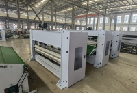 Machine à aiguilletage pour la fabrication de rembourrage non tissé doux, destiné aux feutres, géotextiles et tissus de base en cuir synthétique