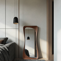 Miroir pleine longueur irrégulier en gros avec cadre en bois de noyer - Miroir sur pied moderne Japandi pour hôtel et salon
