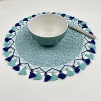 Set de table rond bleu sarcelle tressé bicolore avec franges à pompons, motif géométrique orné, style bohème côtier pour fêtes et repas à domicile