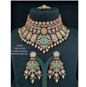 Ensemble de bijoux de mariée victoriens Kundan 05499 avec collier, boucles d'oreilles et tikka pour femmes, pour les mariages et les occasions festives - Product Image 3