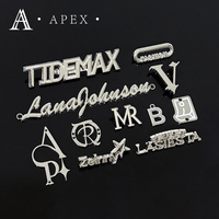 APEX Fábrica Personalizada Marca Grabado En Relieve Oro Metal Logo Nombre Placa Etiqueta Sombrero Zapatos Bolsa Ropa Aleación de Zinc Logo Etiqueta