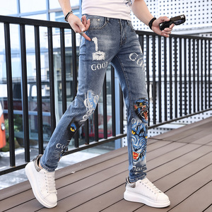 Vente en gros de jeans Amirys pour hommes, vêtements de créateur hip-hop, jeans skinny déchirés personnalisés OEM, pantalons pour hommes - Product Image 2
