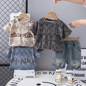 Ensemble deux pièces été pour garçons : T-shirt et short en jean déchiré avec lettres imprimées – Vêtements pour tout-petits – Grande Vente - Product Image 1