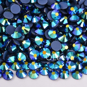 Strass thermocollants en verre de qualité supérieure Oleeya, couleur émeraude dorée, fabriqués en Allemagne, à coller sur les nœuds, les t-shirts, les robes, les vêtements et les sacs - Product Image 2