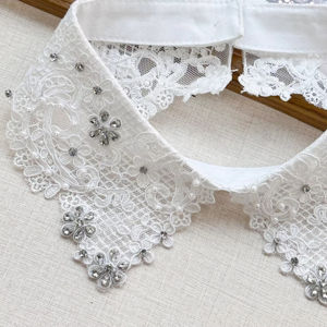 Colletto Finto di Alta Qualità in Fibra di Poliestere Ultra Leggera con Fiori Ricamati e Strass - Product Image 2