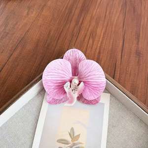 Nuevas Pinzas <span class=keywords><strong>para</strong></span> <span class=keywords><strong>el</strong></span> Cabello con Flores de Phalaenopsis Simuladas <span class=keywords><strong>en</strong></span> los Bordes que Crean una Atmósfera de Alta Gama. Clips de Pico de Pato - Product Image 6